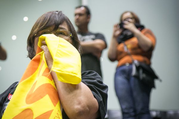 29/11/2016 - PORTO ALEGRE, RS - Apitaço dos servidores em frente ao Piratini e votação do PL 145, na Assembleia Legislativa, que terminou com utilização de Spray de gengibre. Foto: Guilherme Santos/Sul21