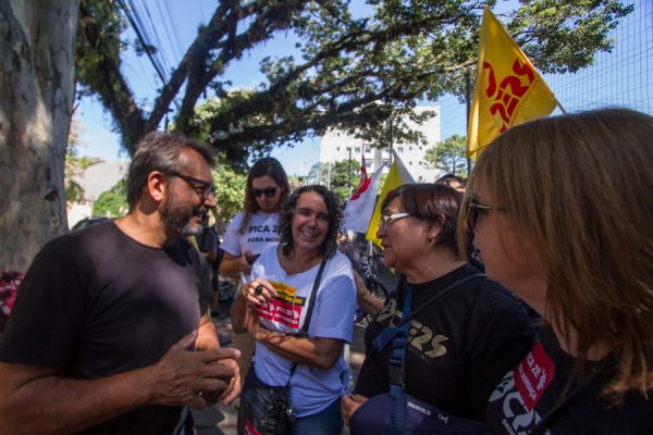 20170315 - Ato Fica Zé contra o afastamento do professor José em frente a escola ditador Costa e Silva